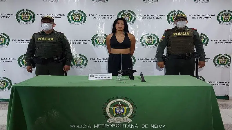 Con un arma fue detenida esta mujer en Neiva