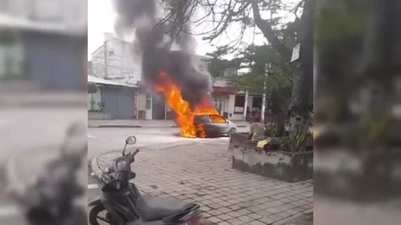 [Video] Por fallas eléctricas se habría incendiado vehículo en el centro de Neiva