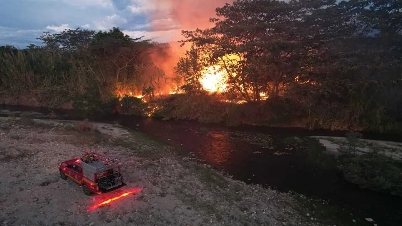 Al toque de sirena accionan los cuerpos de bomberos en varios municipios del Huila