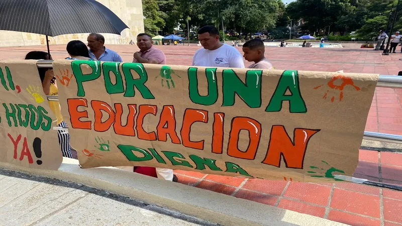 Padres de familia y docentes de Algeciras protestan en Neiva