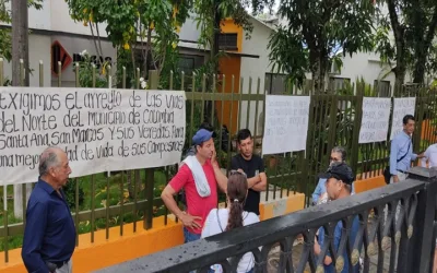 Habitantes de Colombia, Huila, protestan por el mal estado de las vías