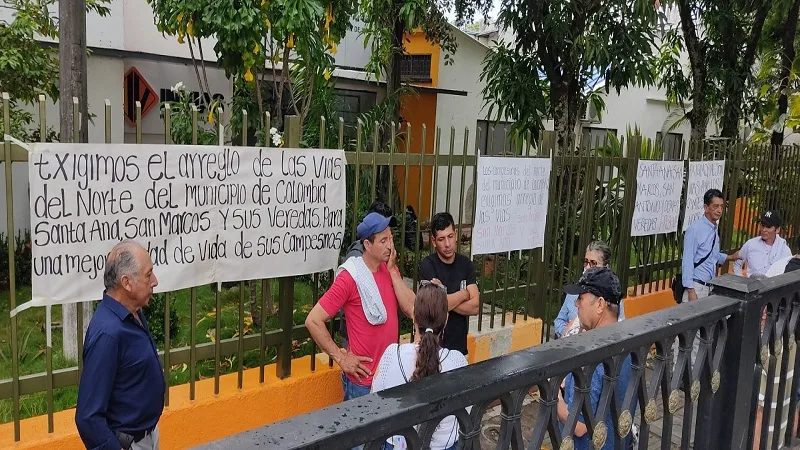 Habitantes de Colombia, Huila, protestan por el mal estado de las vías