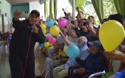 Policía Huila celebro día de las madres en hogar geriátrico de Íquira