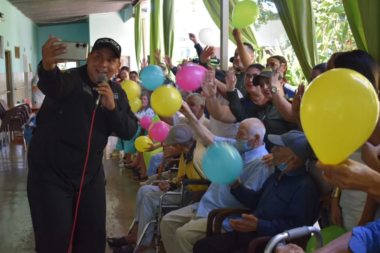 Policía Huila celebro día de las madres en hogar geriátrico de Íquira