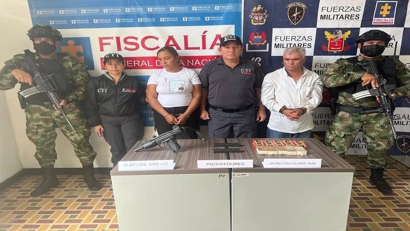 Extranjeros fueron detenidos con una mini uzi