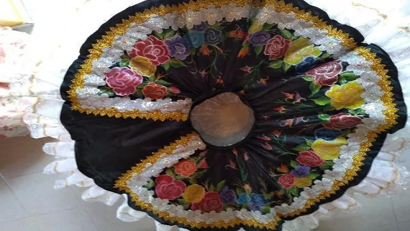 Lleva más de 40 años confeccionando la falda del sanjuanero huilense