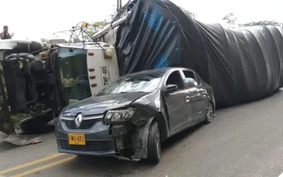 Aparatoso accidente vía Gigante-Garzón