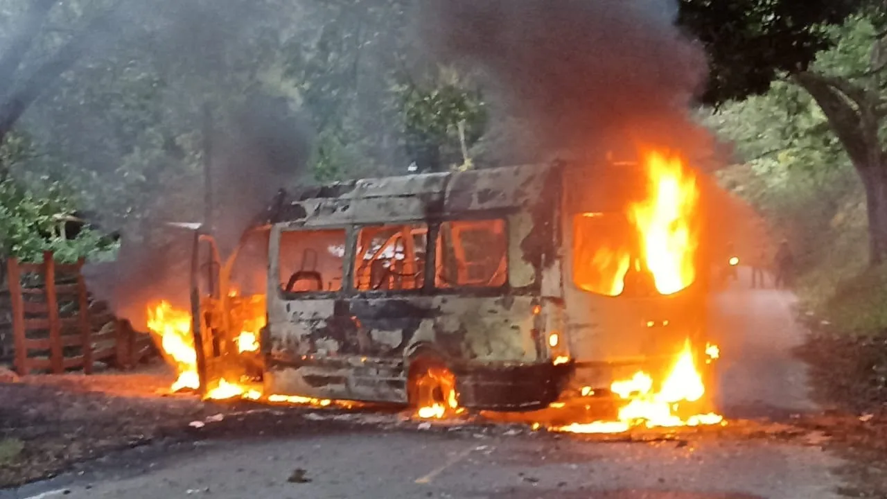 Presunto grupo armado quemó bus en la vía Algeciras-Campoalegre