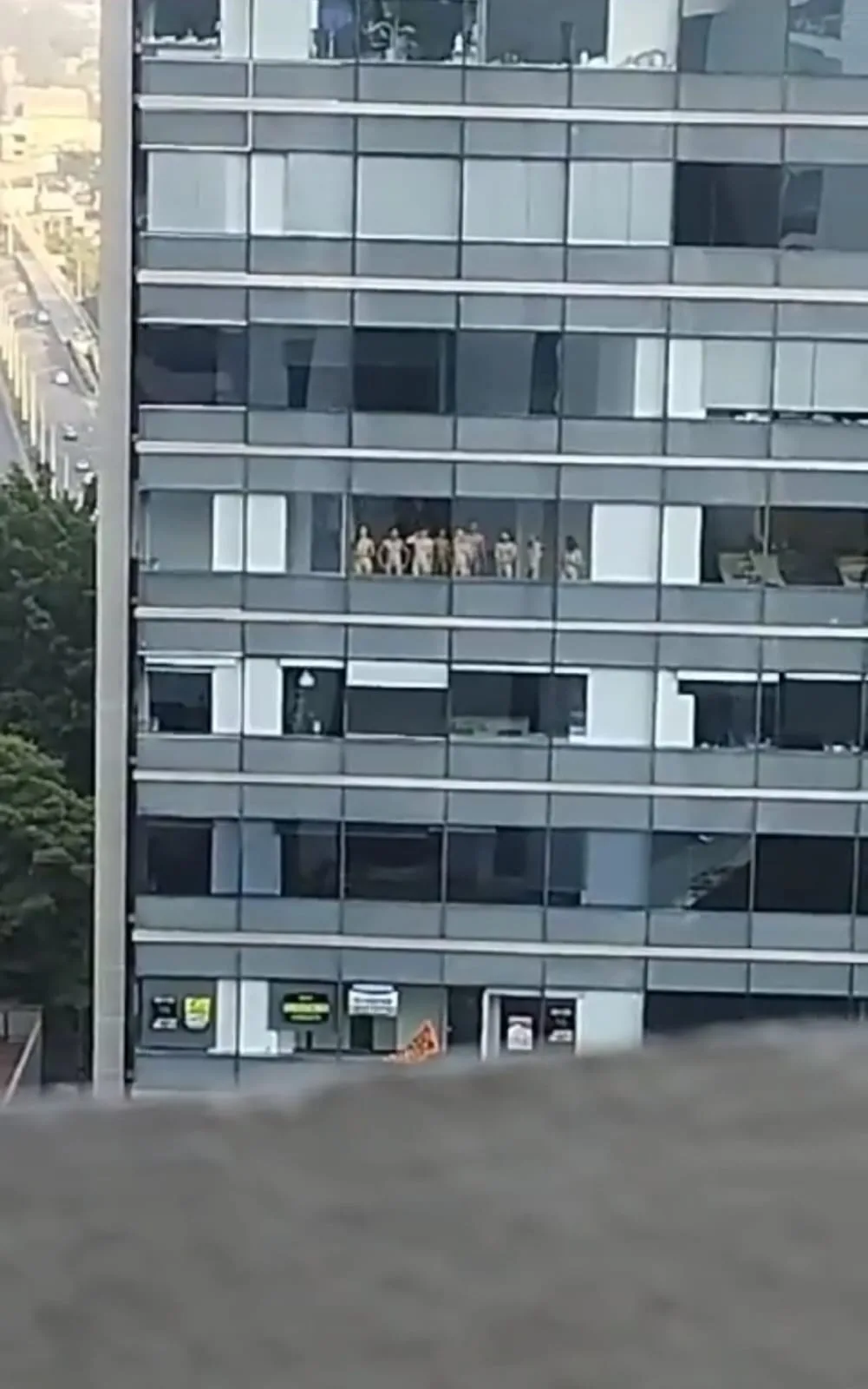 En edificio de Medellín aparecen personas desnudas en las ventanas, vecinos denuncia este hecho