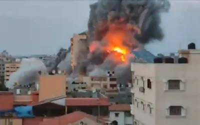 En video quedó registrado el momento cuando misil israelí derrumba un edificio