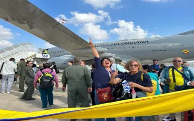Primer vuelo humanitario salió de Tel Aviv con 110 colombianos