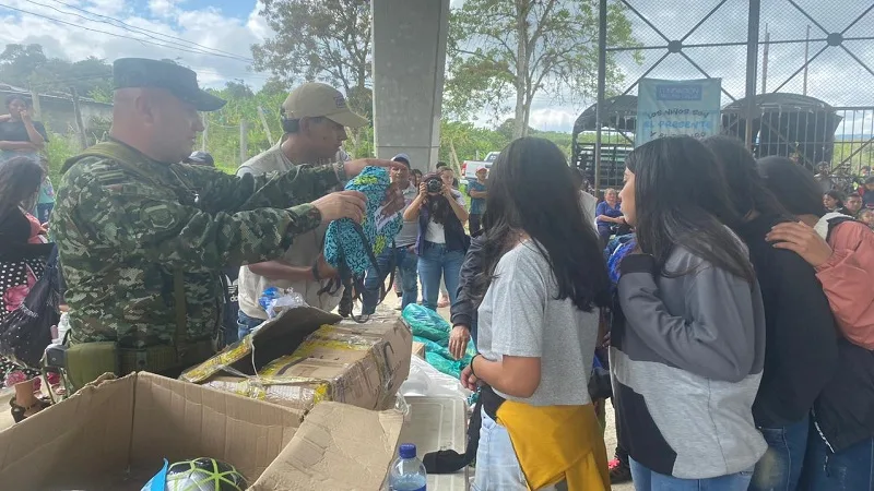 Soldados llevaron regalos a niños de la zona rural de La Plata, Huila