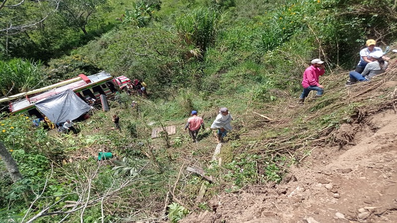 Bus escalera rodó por un abismo en zona rural de Aipe, Huila