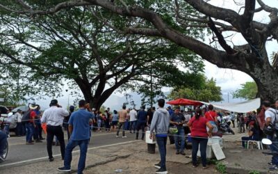 Comerciantes de Surabastos protestan por proyecto vial que los afectaría
