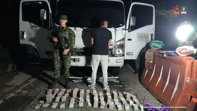 A person was arrested for transporting 1,400 million pesos via the streets of Huila