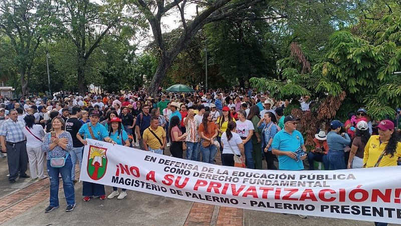 Docentes del Huila se movilizaron: «Vamos a tomarnos las carreteras nacionales»