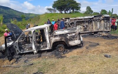 Fueron incinerados tres vehículos en asonada contra el Ejército y la Policía en Cauca