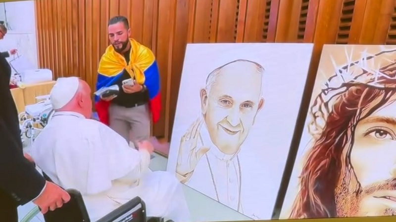 Pintor huilense Julián Vásquez entregó obras al Papa Francisco en el Vaticano