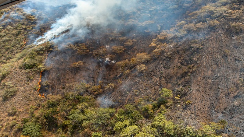 Sobrevuelo de evaluación de incendios forestales en Huila