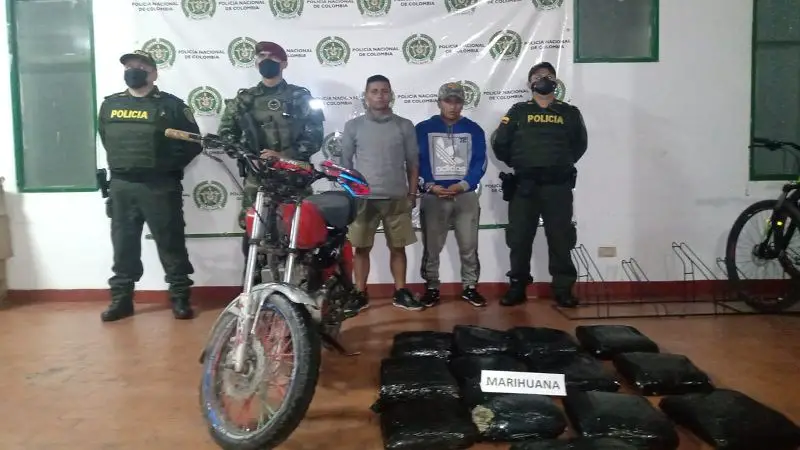 Capturados dos hombres transportando 33 kilos de marihuana