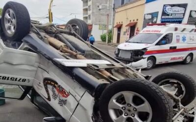 Ambulancia chocó contra vehículo de enseñanza en el Centro de Neiva