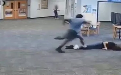 Estudiante le propina una golpiza a profesora por quitarle un videojuego  