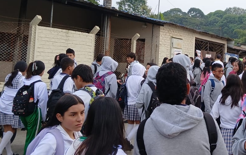 Estudiantes denuncian irregularidades de rector en Isnos