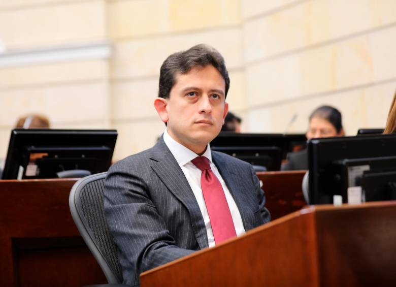 Sinedian exige la renuncia del director de la Dian Luis Carlos Reyes