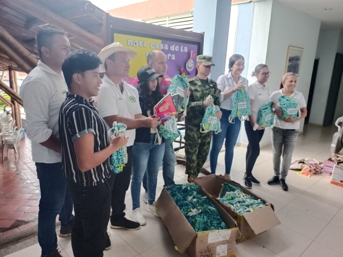 Ejército y Fundación Arturo Calle entregaron kits escolares en el Huila