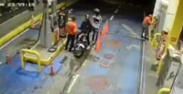 Video: Delincuentes en motocicleta atracaron a trabajador de estación de servicio