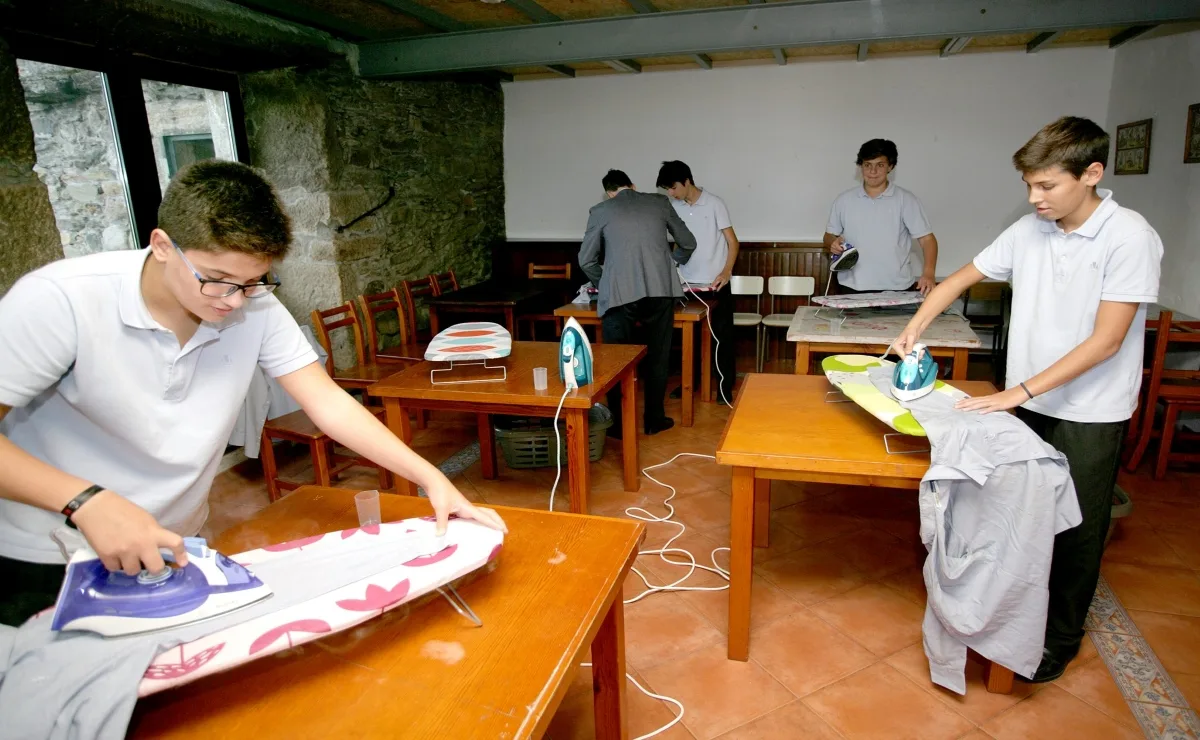 Colegio en Paraguay enseña a sua alumnos a cocinar, lavar y planchar