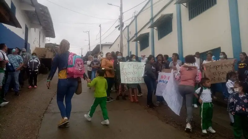 Colegio de Nátaga en paro por falta de docentes