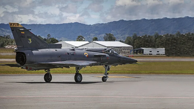 Gobierno comprará aviones de combate franceses