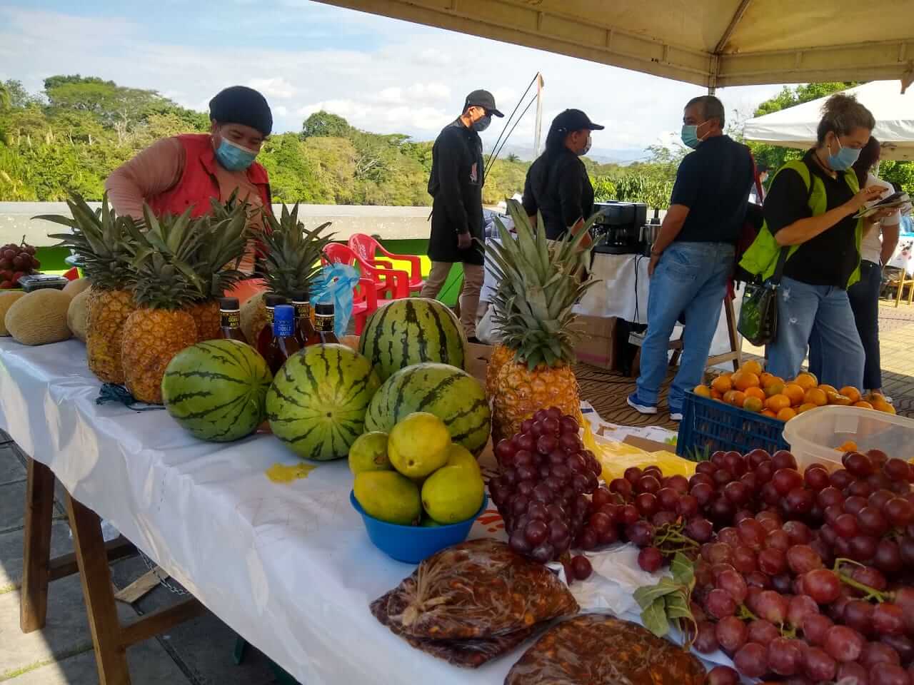 Mercado Campesino llegó al monumento La Gaitana