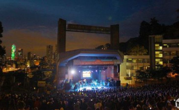López anuncia próxima reapertura para conciertos y discotecas