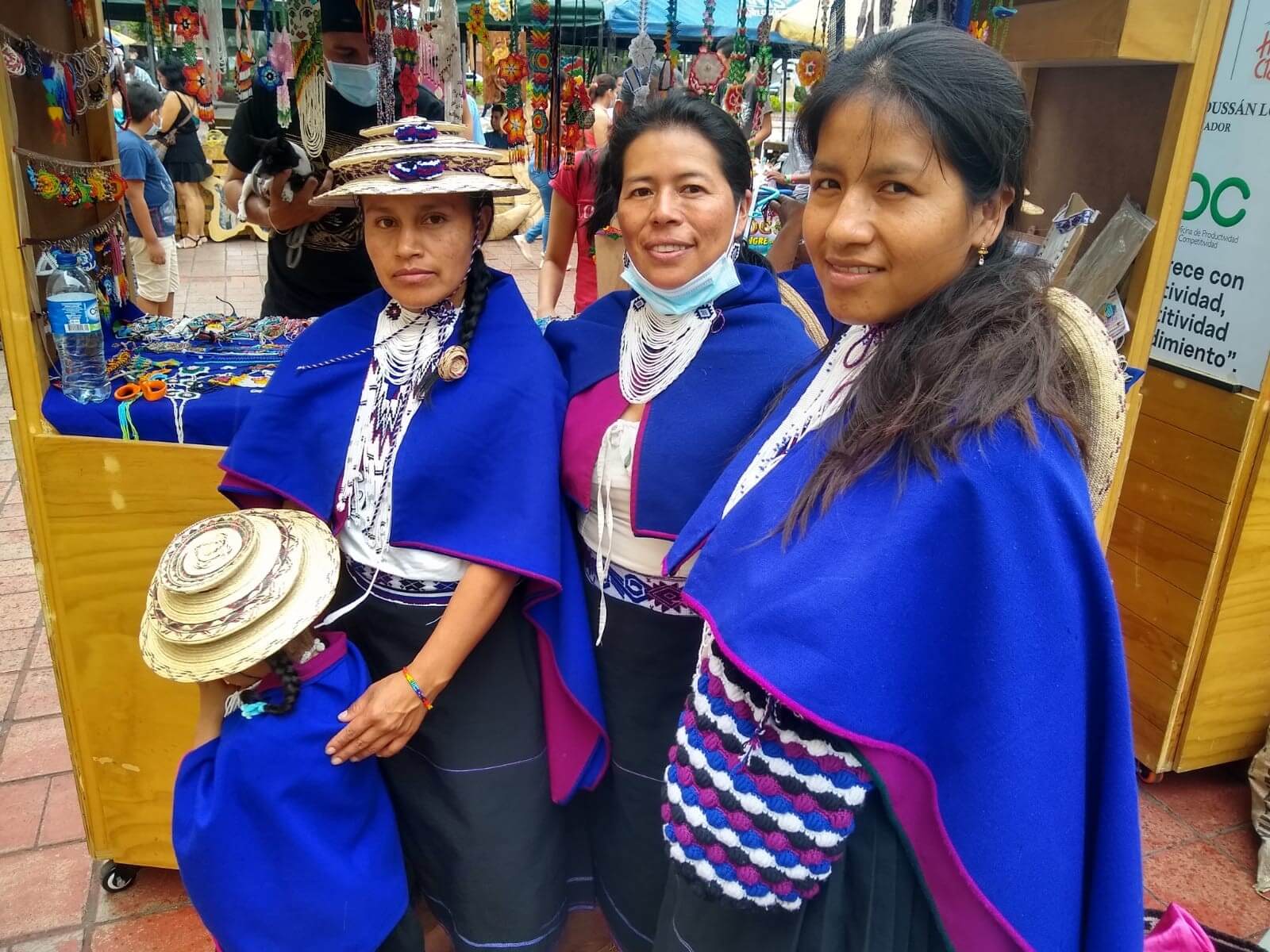 Orgullosa de conservar el tejido misak, tradicional práctica indígena