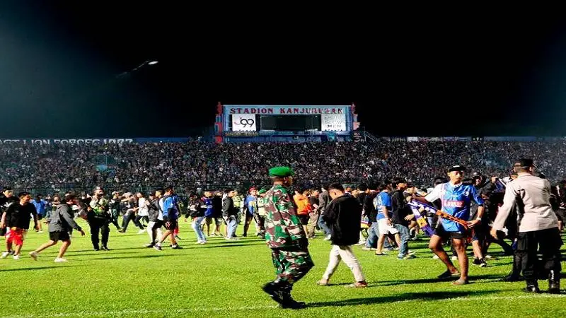 Piden investigación por tragedia en estadio de Indonesia