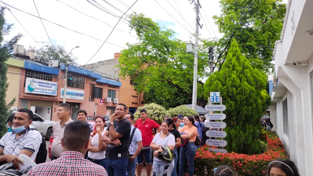 Congestión en primer día de entrega del bono escolar de Comfamiliar | Noticias de Buenaventura, Colombia y el Mundo
