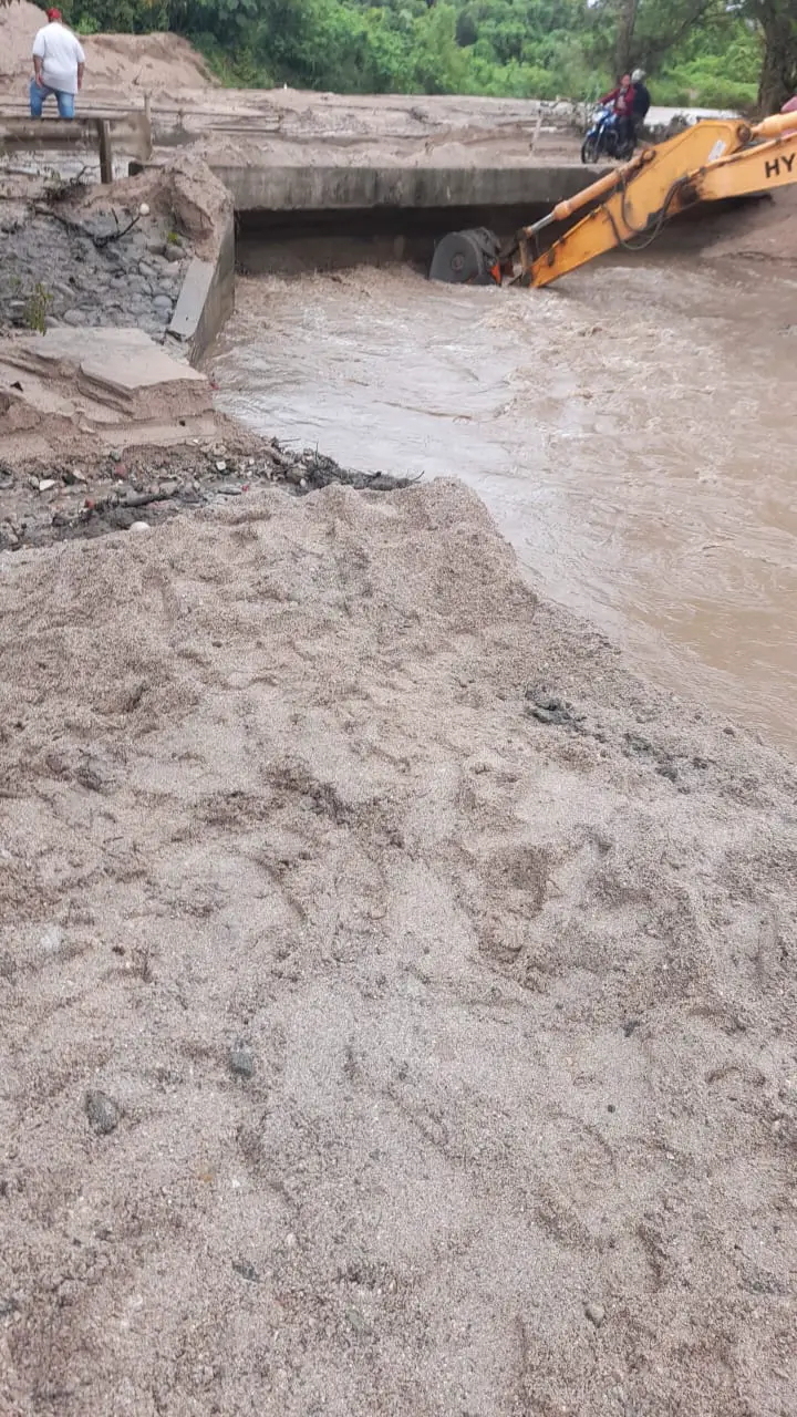 ‘Puente Amarillo’ en la vía Hobo - Yaguará, afectado por las crecientes
