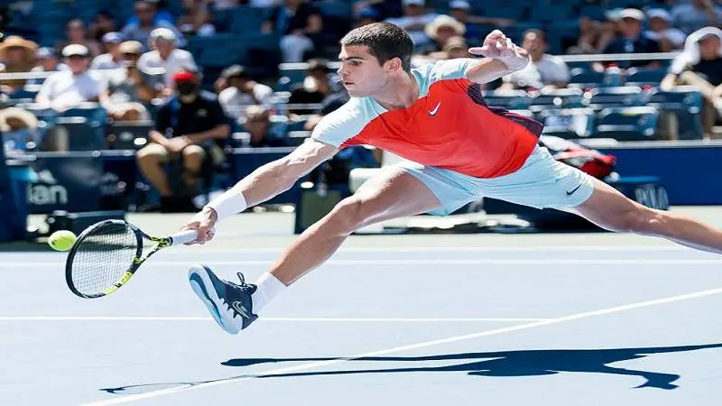 Carlos Alcaraz, la nueva estrella del tenis mundial, avanzó a segunda ronda del US Open