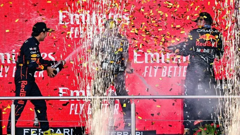 Verstappen ganó en Azerbaiyán y red Bull dejó en crisis a Ferrari