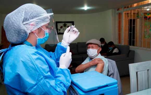 Siguen cuestionamientos a valores que se han pagado por vacunas contra el Covid en Colombia