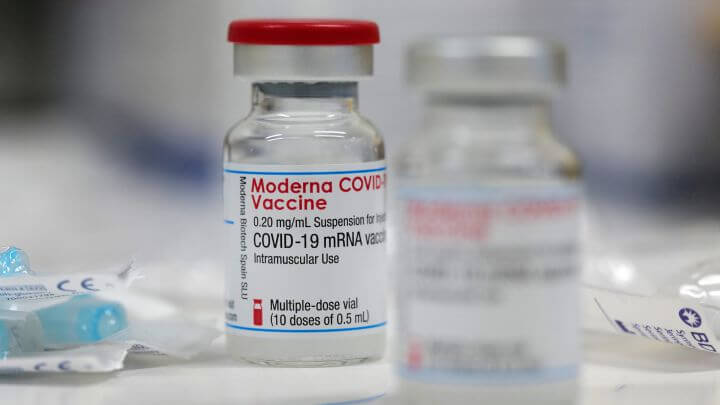 Invima da visto bueno a la vacuna de Moderna para menores de edad