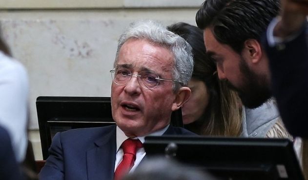 Uribe propone un referendo para disminuir el Congreso
