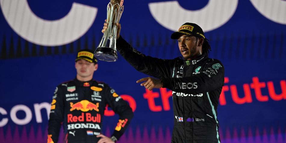 Lewis Hamilton ganó el gran premio de Arabia Saudita y empató el mundial de pilotos