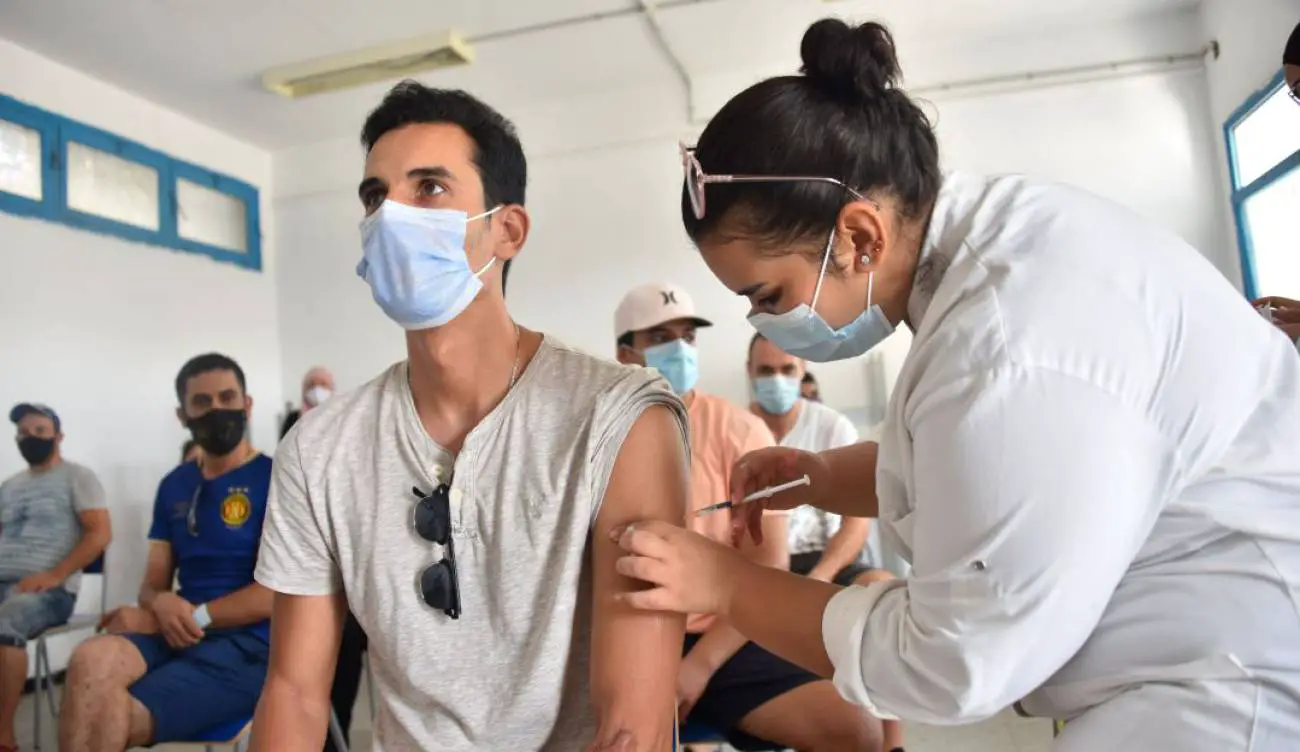 Listos protocolos para vacunación en colegios y universidades