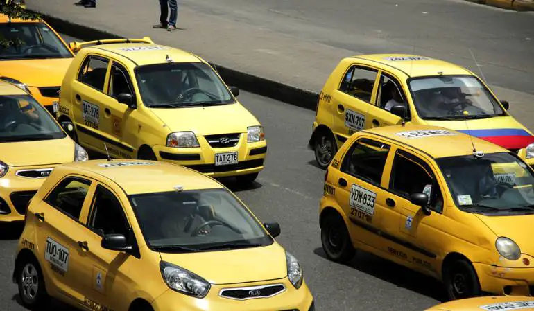 Líder de taxistas señala que la carrera mínima debería quedar en $24.000