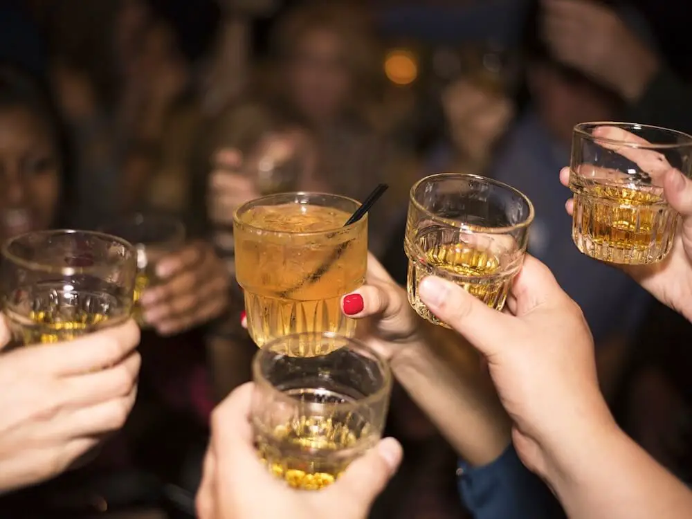 Tomar alcohol, incluso solo los fines de semana, trae riesgos para la salud