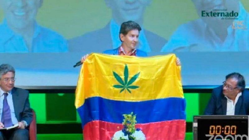 Candidato propone agregar a la bandera, la hoja de la marihuana