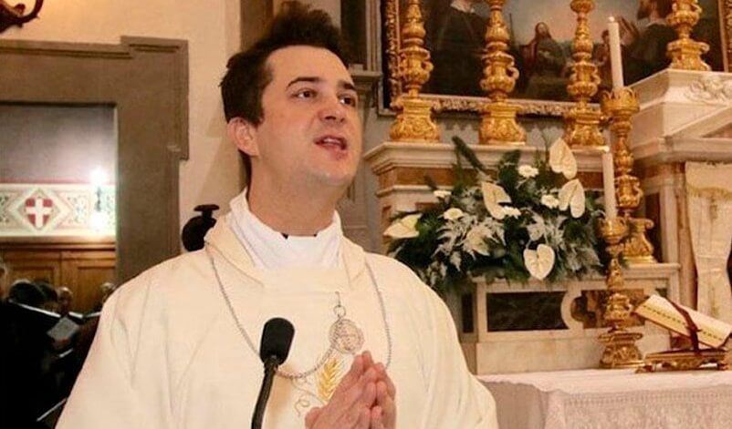Arrestan a sacerdote que usó dinero de la iglesia en drogas y fiestas sexuales